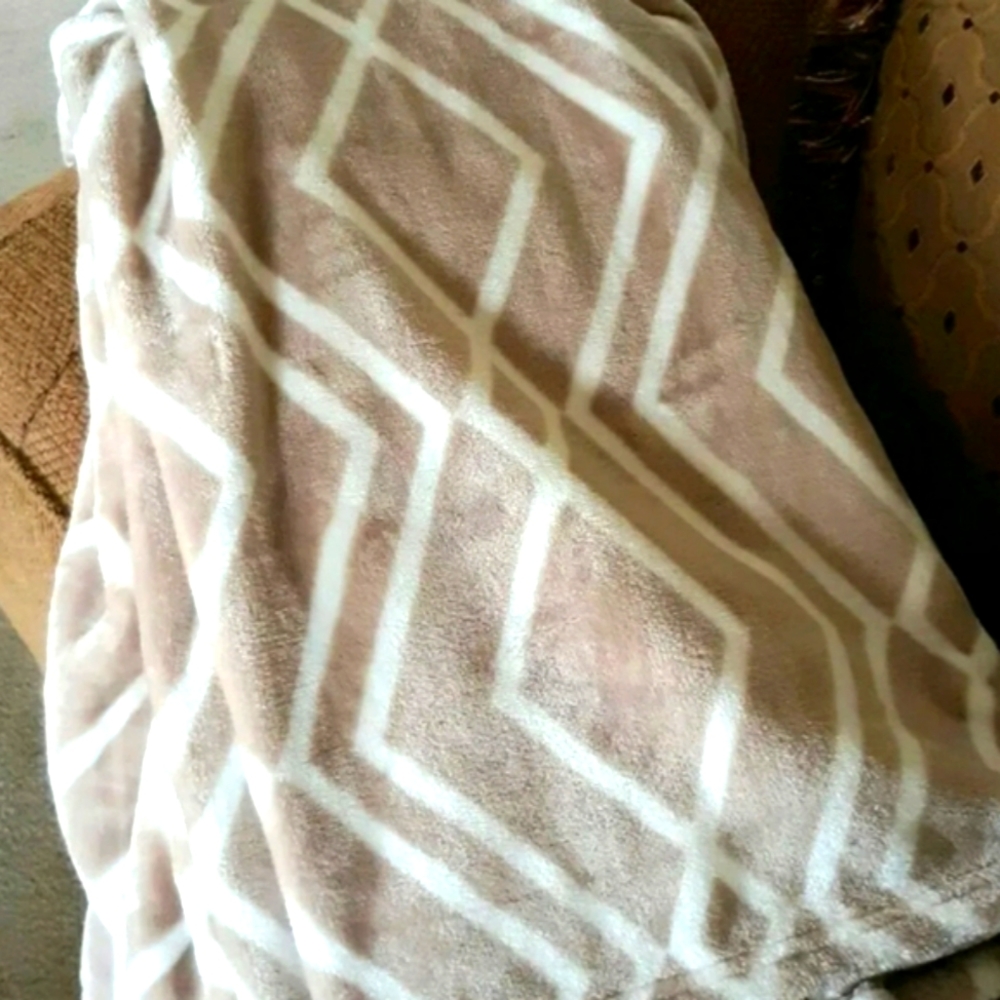 NEW PLUSH THROW BLANKET LARGE 50X60